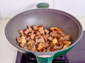 再加入焯水的牛肉翻炒。