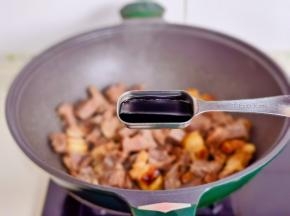 加入老抽，小火翻炒均匀。