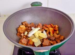 加入葱姜蒜与香料。