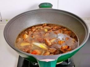 加入纯净水，盖上盖子烧开转小火炖40分钟。