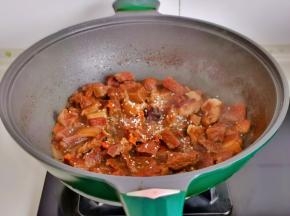 大火收汁至浓稠，加入切好的小米辣，撒上白芝麻翻炒均匀出锅。