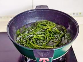 水开下海带丝煮熟捞出，大约2-3分钟。