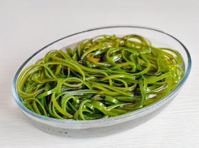 捞出过冷水，再沥干水分备用。