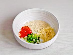 辣椒粉，蒜末，葱花，白芝麻放入碗中，