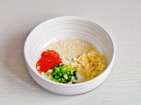 辣椒粉，蒜末，葱花，白芝麻放入碗中，
