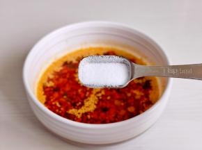 加入白砂糖搅拌均匀。