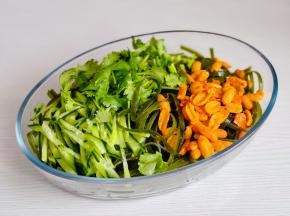 切好的黄瓜丝，香菜段，花生放入海带丝碗中。