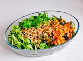 淋上料汁，拌匀即可。