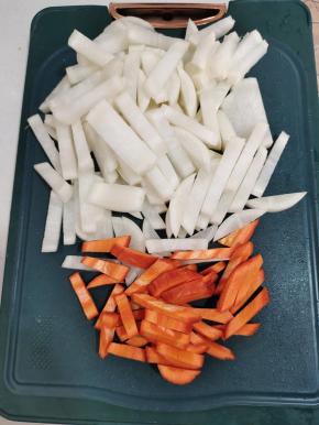 萝卜先切成片，再切成筷子粗细的长条儿！