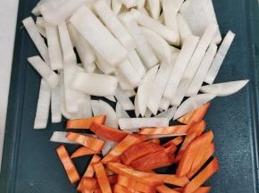 萝卜先切成片，再切成筷子粗细的长条儿！