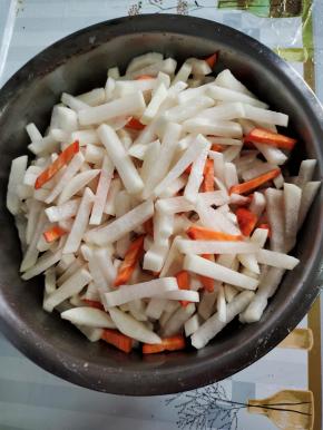 翻拌均匀腌制20分钟！