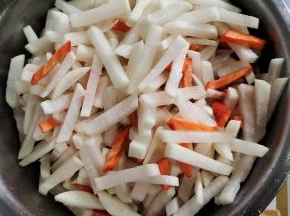 翻拌均匀腌制20分钟！