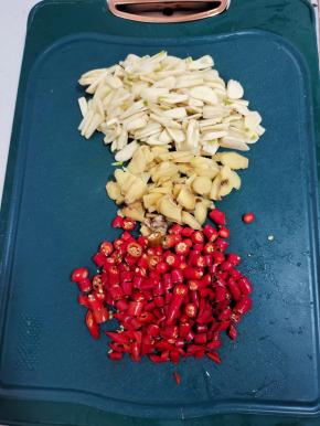 蒜瓣切成片。生姜切成片，小米辣切成圈儿备用！