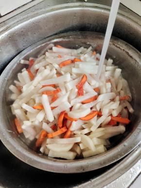 用自来水清洗几遍，洗去多余的盐分！