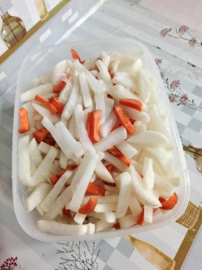 挤干水分放入无油无水的容器中！