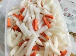 挤干水分放入无油无水的容器中！
