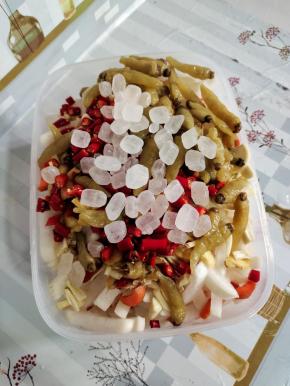 放入蒜片，姜片，小米辣，一袋泡椒（连泡椒水一起放入），2大把冰糖（加冰糖做出来的泡菜会更爽脆！）