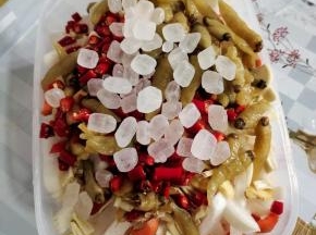 放入蒜片，姜片，小米辣，一袋泡椒（连泡椒水一起放入），2大把冰糖（加冰糖做出来的泡菜会更爽脆！）
