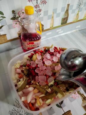 再加入适量的凉开水，没过食材！