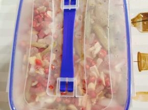 盖上盖子密封好，放在冰箱冷藏半天就可以吃了！