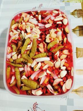 腌制好的萝卜泡菜，酸甜口味中带一点儿辣，吃起来特别的爽脆！喜欢的赶紧一起来试试吧！