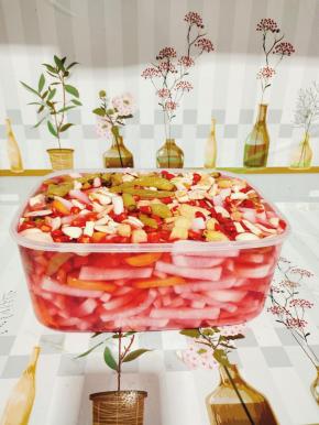 吃的时候用干净的筷子取适量！只要不沾油和生水，这样吃到过年都不会坏！