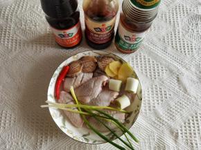 鸡翅清洗后两面各划2道，辅助入味。鲍鱼清洗后切成如图花刀。