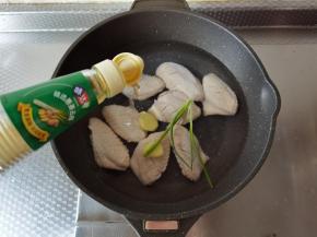 不粘锅中，倒入小半锅清水，放入鸡翅，加姜片2片，葱一小把，葱姜料酒2勺去腥，大火煮开焯水。