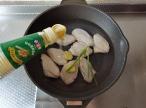 不粘锅中，倒入小半锅清水，放入鸡翅，加姜片2片，葱一小把，葱姜料酒2勺去腥，大火煮开焯水。