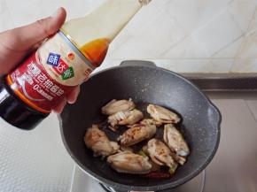 两面煎金黄后倒入2勺生抽，开始调味。1勺老抽酱油，上色更好看。