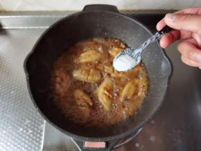 倒入适量清水，微微没过鸡翅，大火炖煮。大火煮开后，转中火炖煮，加盐1勺调节咸味。