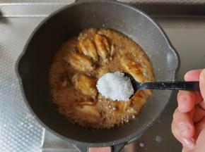 加糖一勺提鲜，搅匀后继续炖煮至汤汁略微变少。