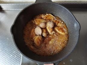 汤汁逐渐浓稠，加鲍鱼，继续炖煮3-5分钟。