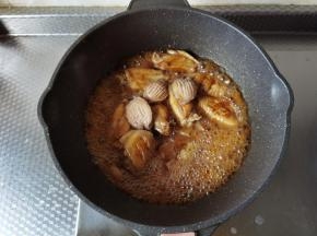 汤汁逐渐浓稠，加鲍鱼，继续炖煮3-5分钟。