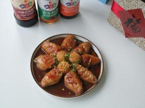 炖煮到鲍鱼微微开花，熟度刚刚好，转大火收汁，关火装盘后，撒上葱花就可以啦！趁热吃！