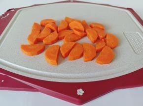 胡萝卜削皮，对半切成厚片。