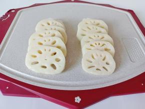 莲藕削皮切成厚片。