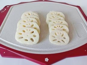 莲藕削皮切成厚片。