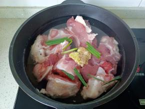 筒骨冷水下锅，加入葱，葱姜。