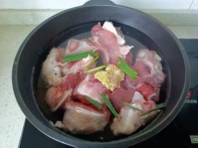 筒骨冷水下锅，加入葱，葱姜。