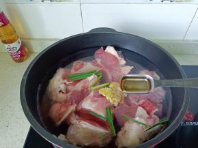 加料酒两勺去腥。