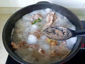 开大火焯水，水开撇去表面浮沫，焯水两分钟后捞出清洗干净。