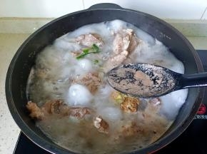 开大火焯水，水开撇去表面浮沫，焯水两分钟后捞出清洗干净。