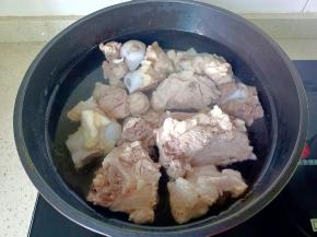 把筒骨重新冷水下锅。