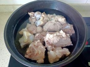 把筒骨重新冷水下锅。