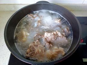 开大火煮开，转中火炖半小时。