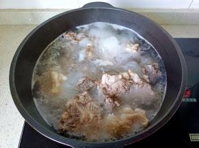 开大火煮开，转中火炖半小时。