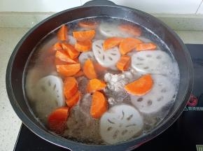 加胡萝卜继续炖15分钟。