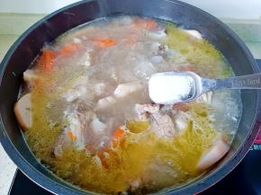 加盐，鸡精调味。