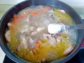 加盐，鸡精调味。